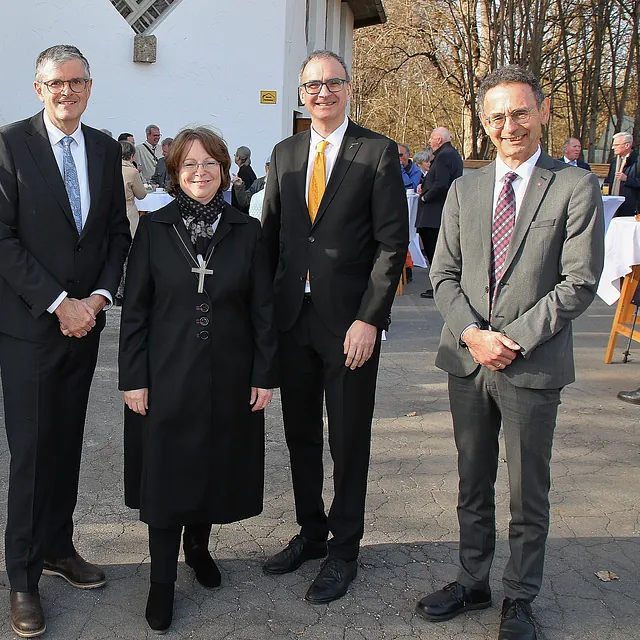 Ehrengäste vor der Kirche