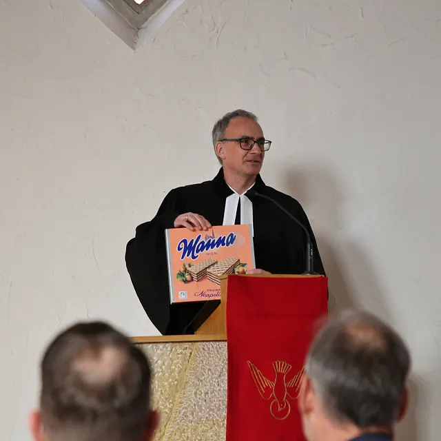 Pfarrer Dantine bei der Predigt