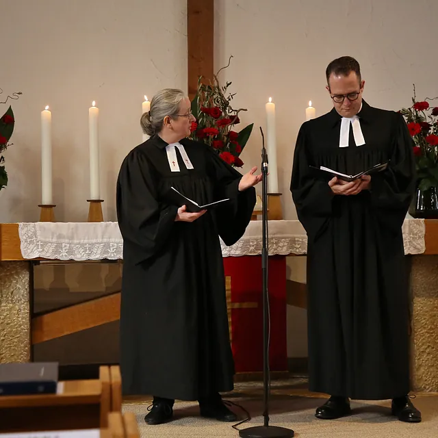 Pfarrerin Hahn und Pfarrer Müller bei der Lesung