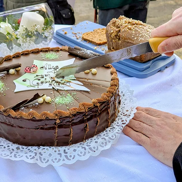 Anschneiden der Geburtstagstorte